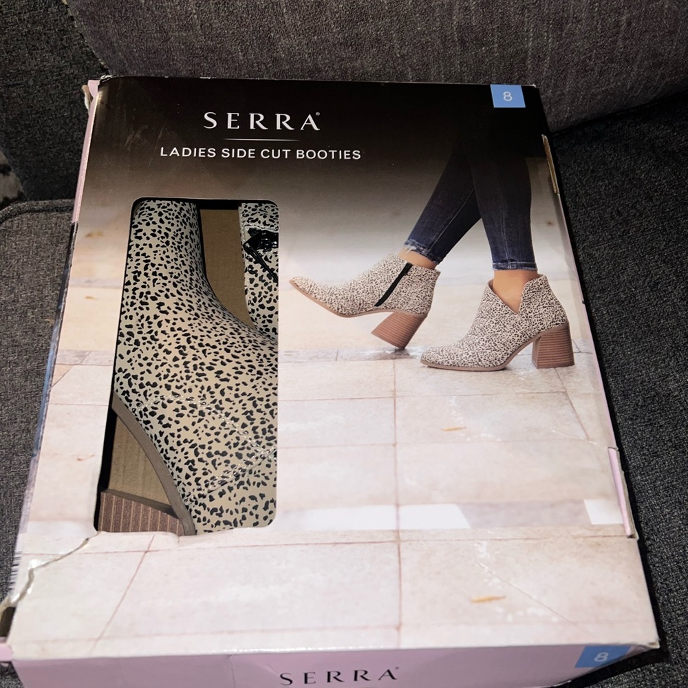 Serra Women's Black and Cream Ankle Boots - Picture 5 of 6